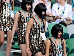 Foto van de dag bij Telegraph - Promotie dames arriveren bij hun stoel in de Rod Laver Arena tijdens de 2e dag van het Australian Open tennis toernooi in Melbourne