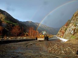 Een regenboog boven de bulldozer in het zeer natte Los Angeles