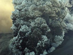 Foto's van de rook en as wolk boven de vulkaan Glacier